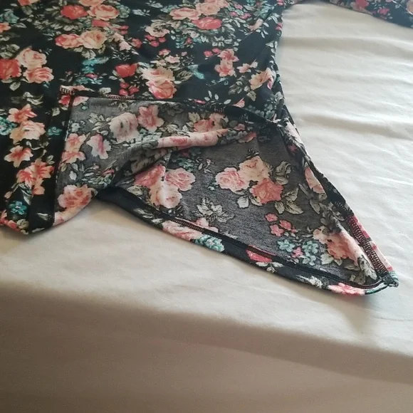 ❤️$6 Sale!❤️ Black Floral Tunic Top - Picture 6 of 7